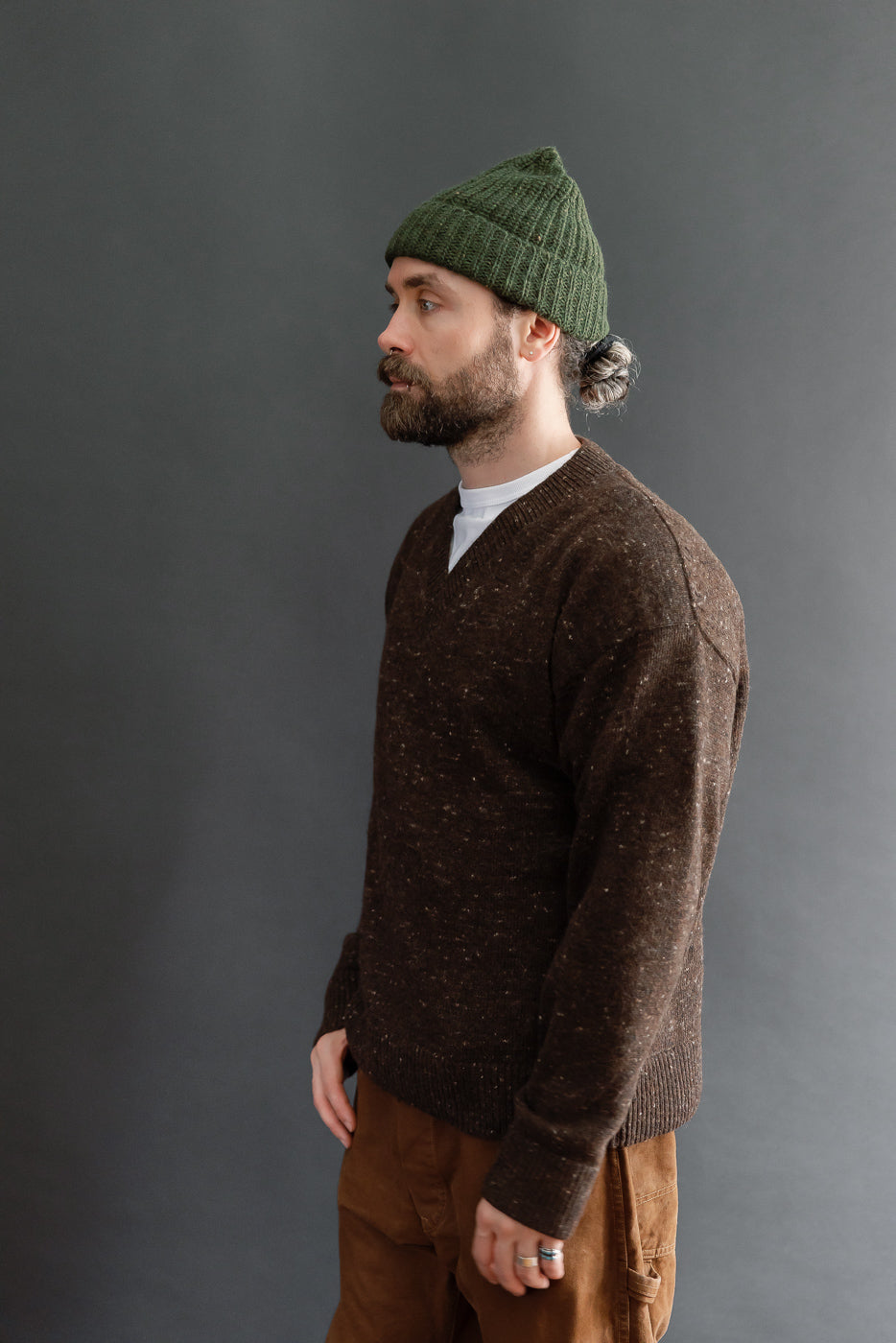 Side view of a male model, 5'9