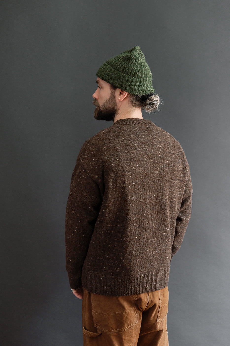 Back view of a male model, 5'9