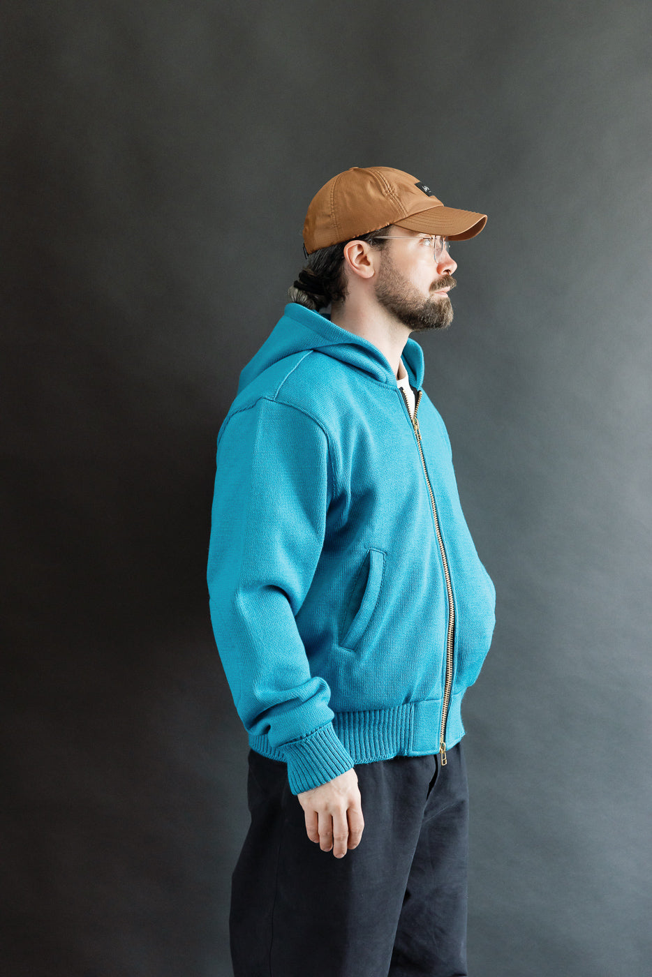 Side view of male model, 5'9