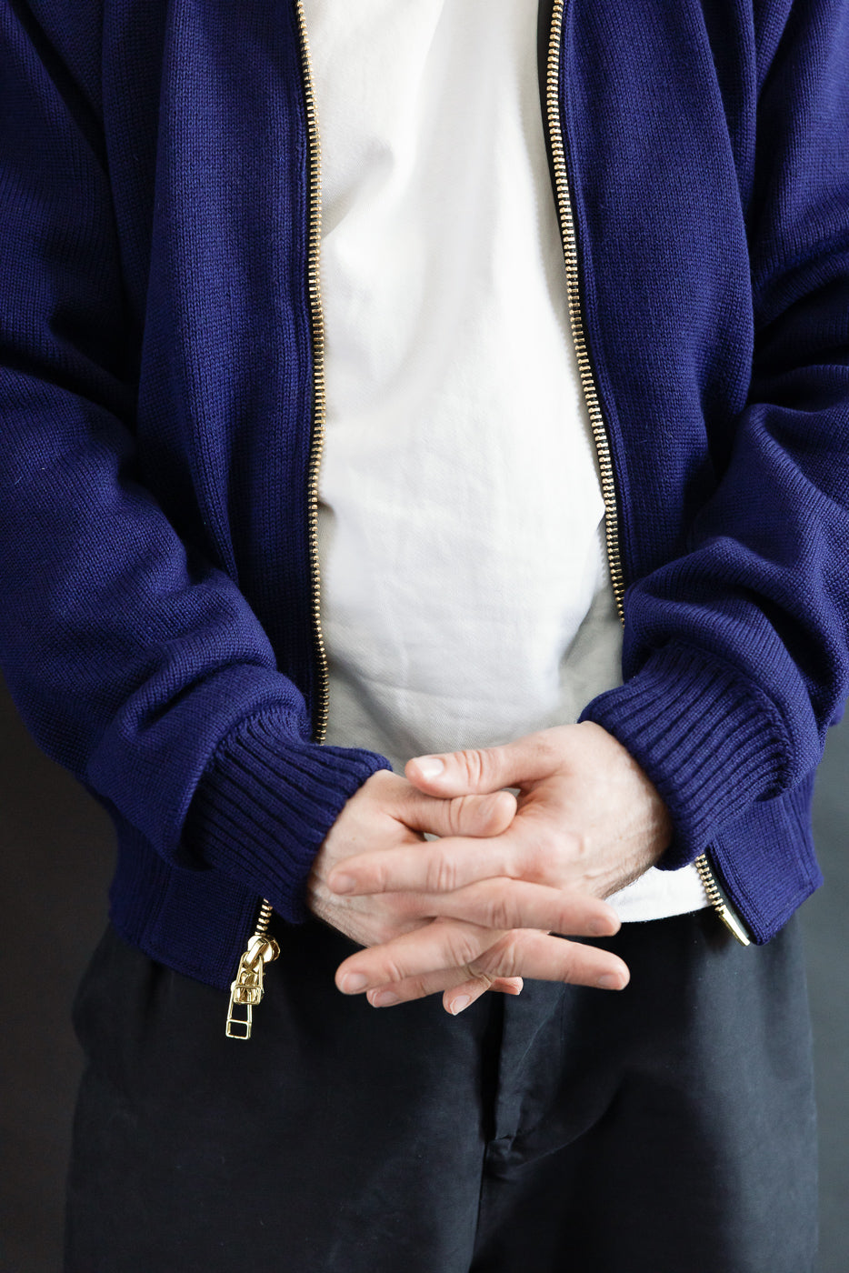Close-up front view of male model, 5'9