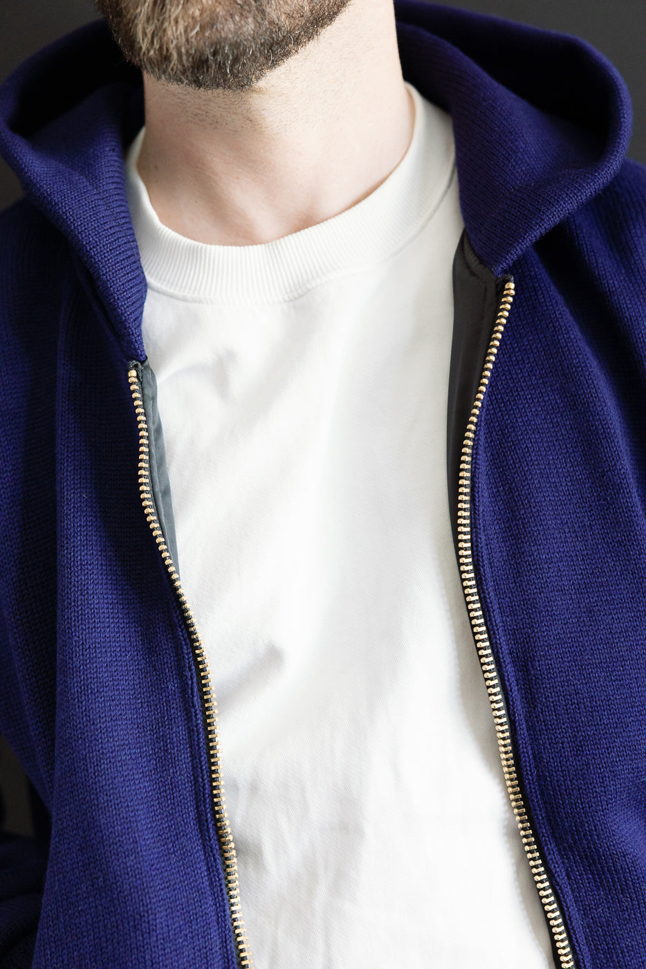 Close-up front view of a male model, 5'9