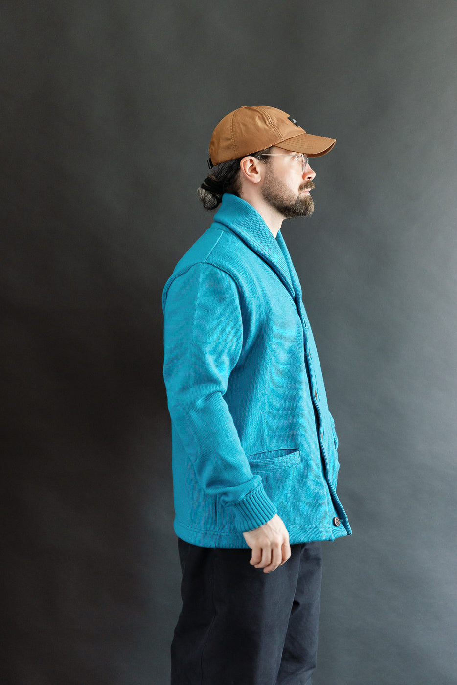 Side view of male model 5'9