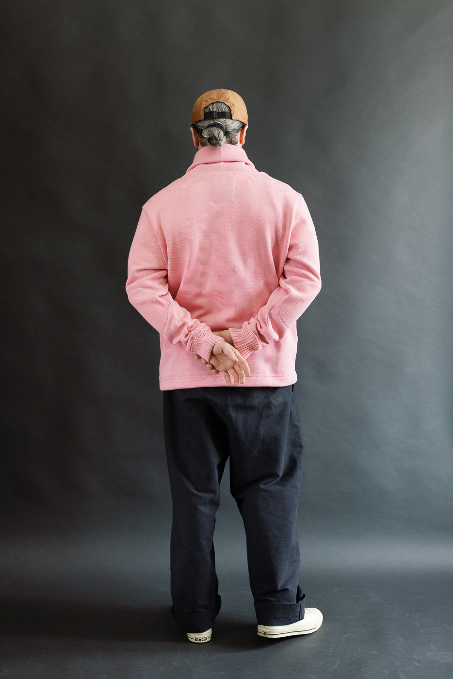 Full body back view of male model, 5'9