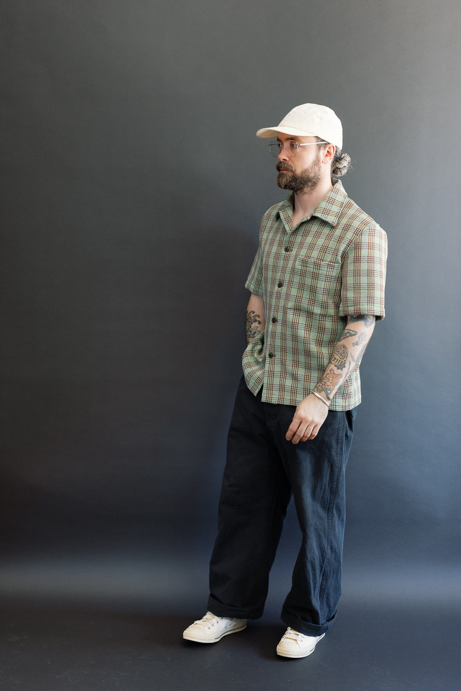 Full body front side of male model, 5'9