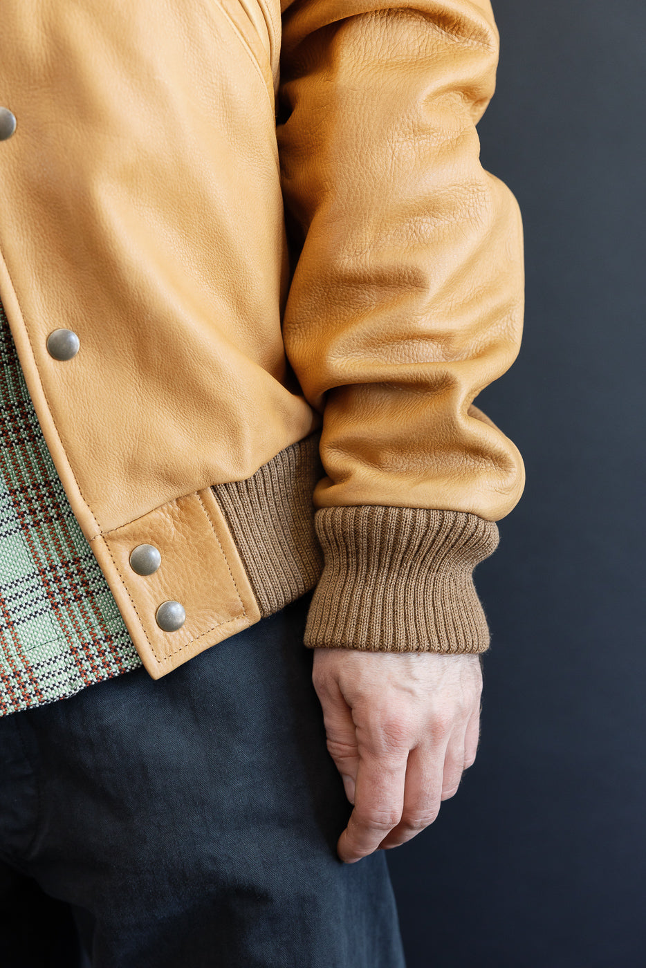 Close-up of male model’s right side, 5'9