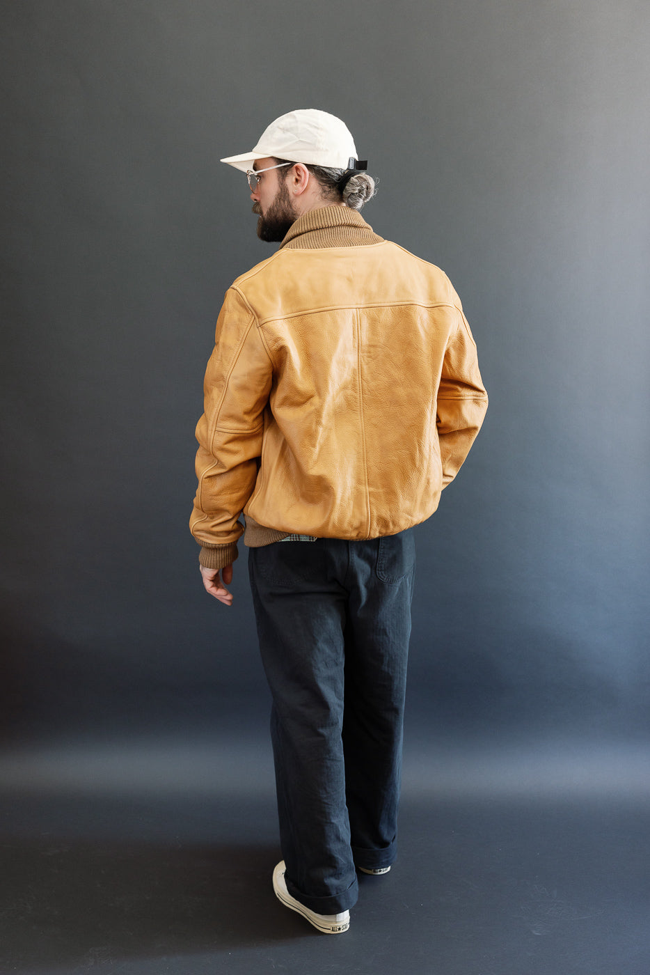 Full body back view of male model, 5'9