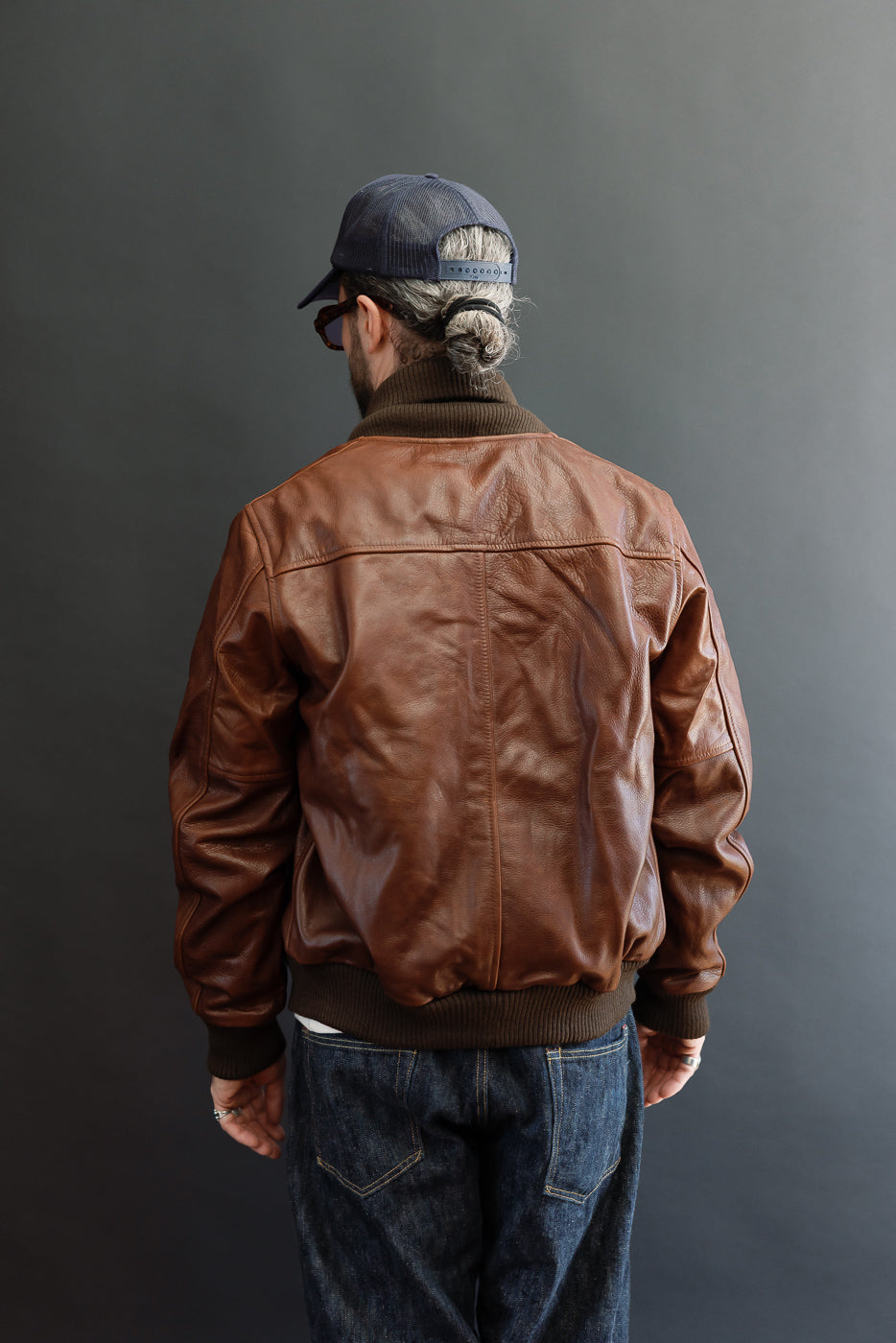 Back view, full body: Male model, 5'9