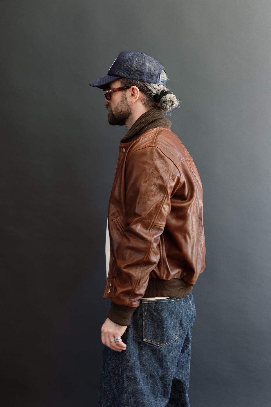 Side view of male model, 5'9