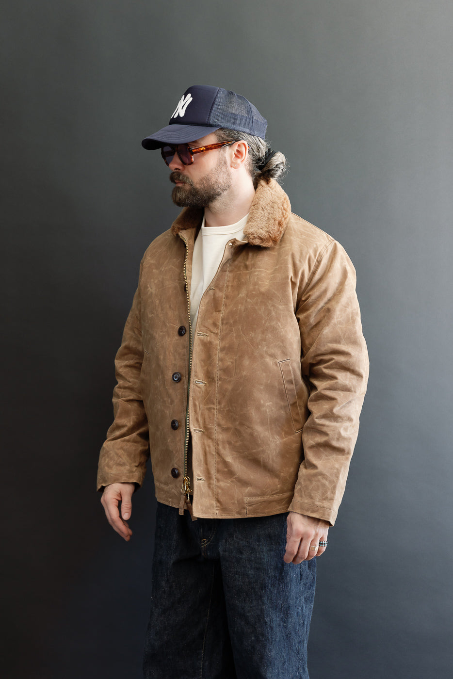 Front view of a male model, 5'9
