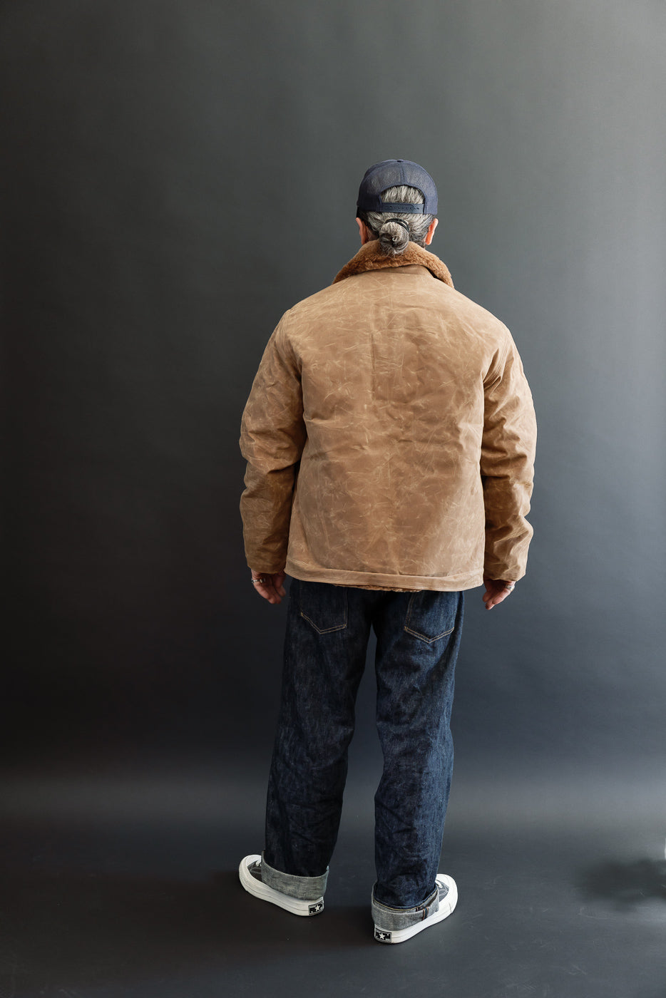 Back view of a male model, 5'9