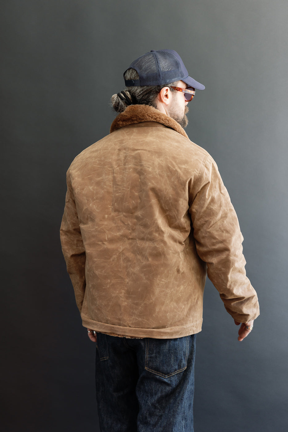 Full back view of a male model, 5'9