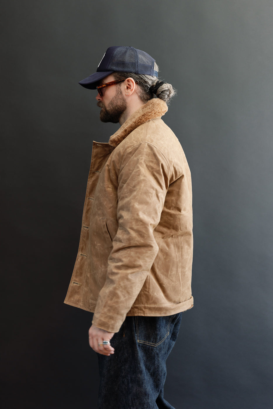 Side view of a male model, 5'9