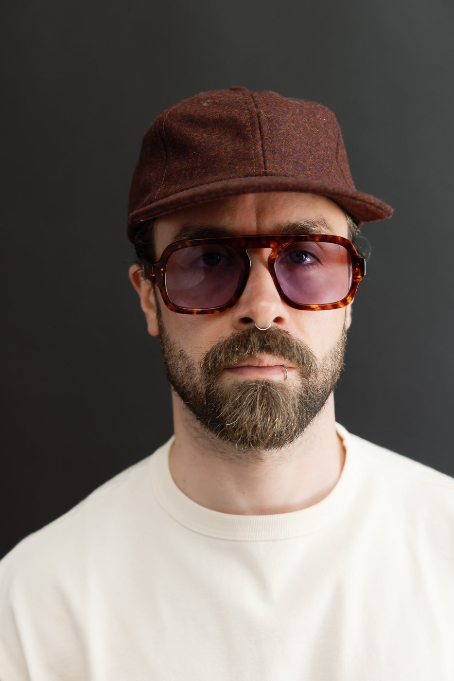 Close-up front view: male model, 5'9
