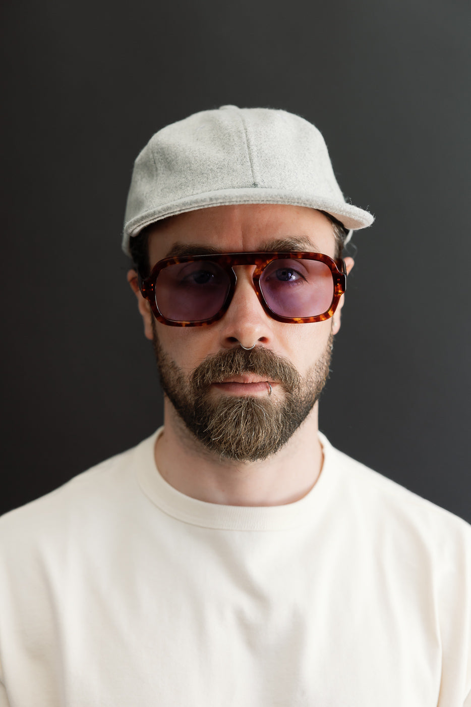 Close-up front view of a male model, 5'9