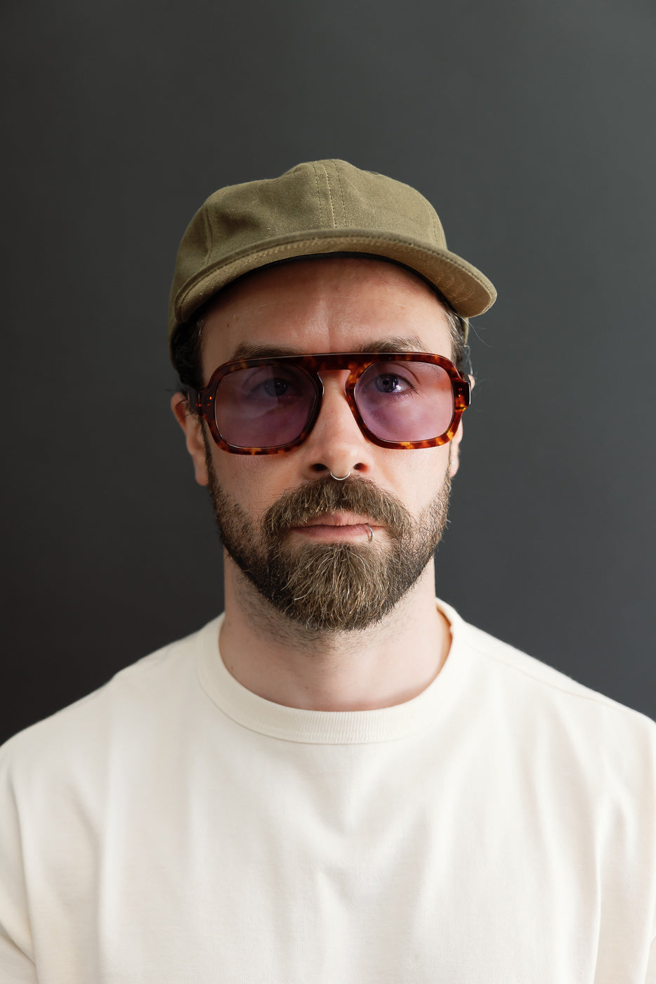 Close-up front view of a male model, 5'9