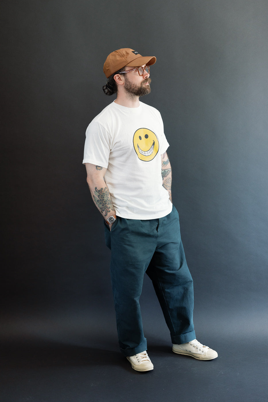 Full body, side view: male model, 5'9