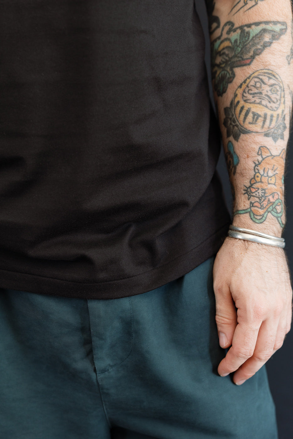 Close-up side view of male model, 5'9
