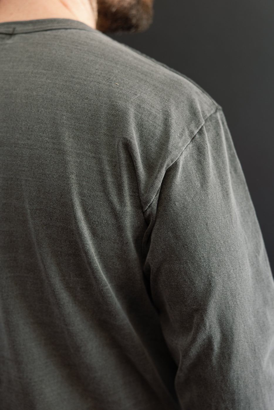 Close-up back view of male model (5'9