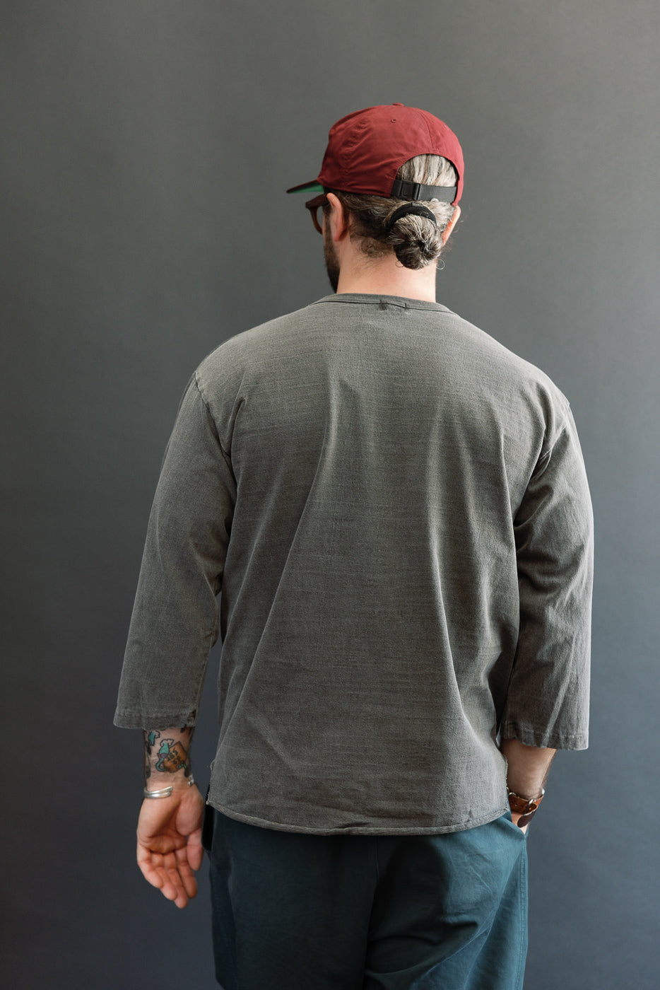 Back view of male model (5'9