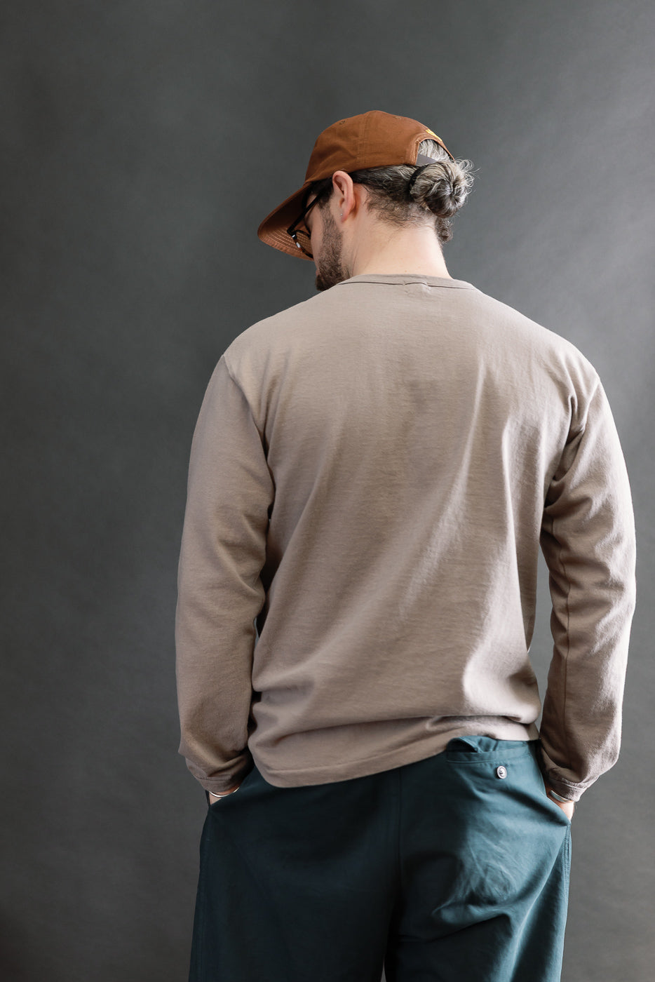 Back view, male model 5'9