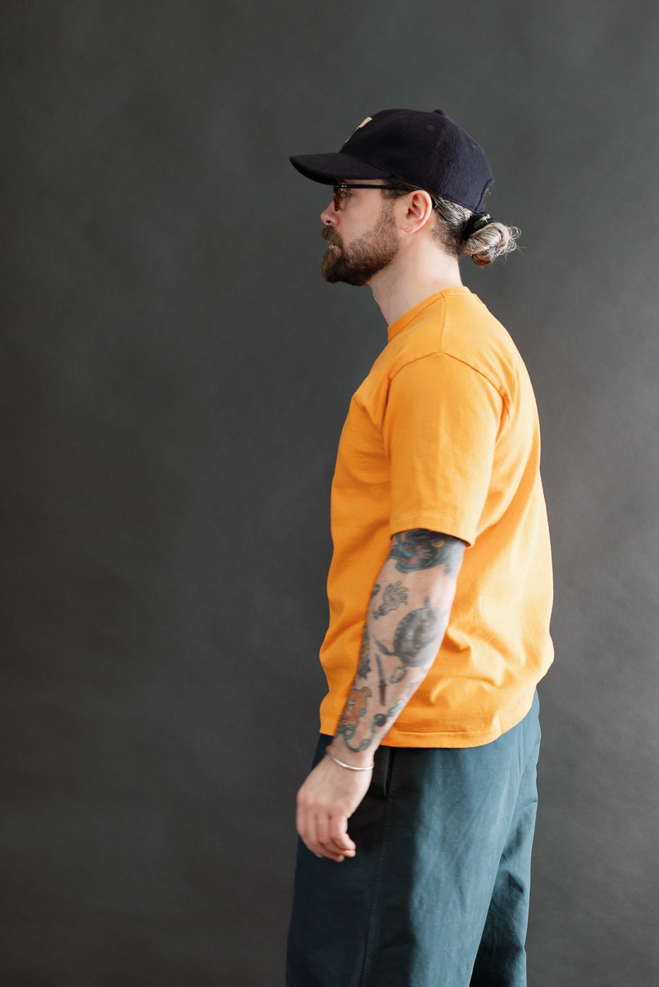 Side view of male model, 5'9