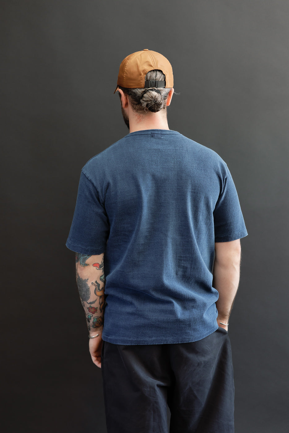 Back view of male model, 5'9