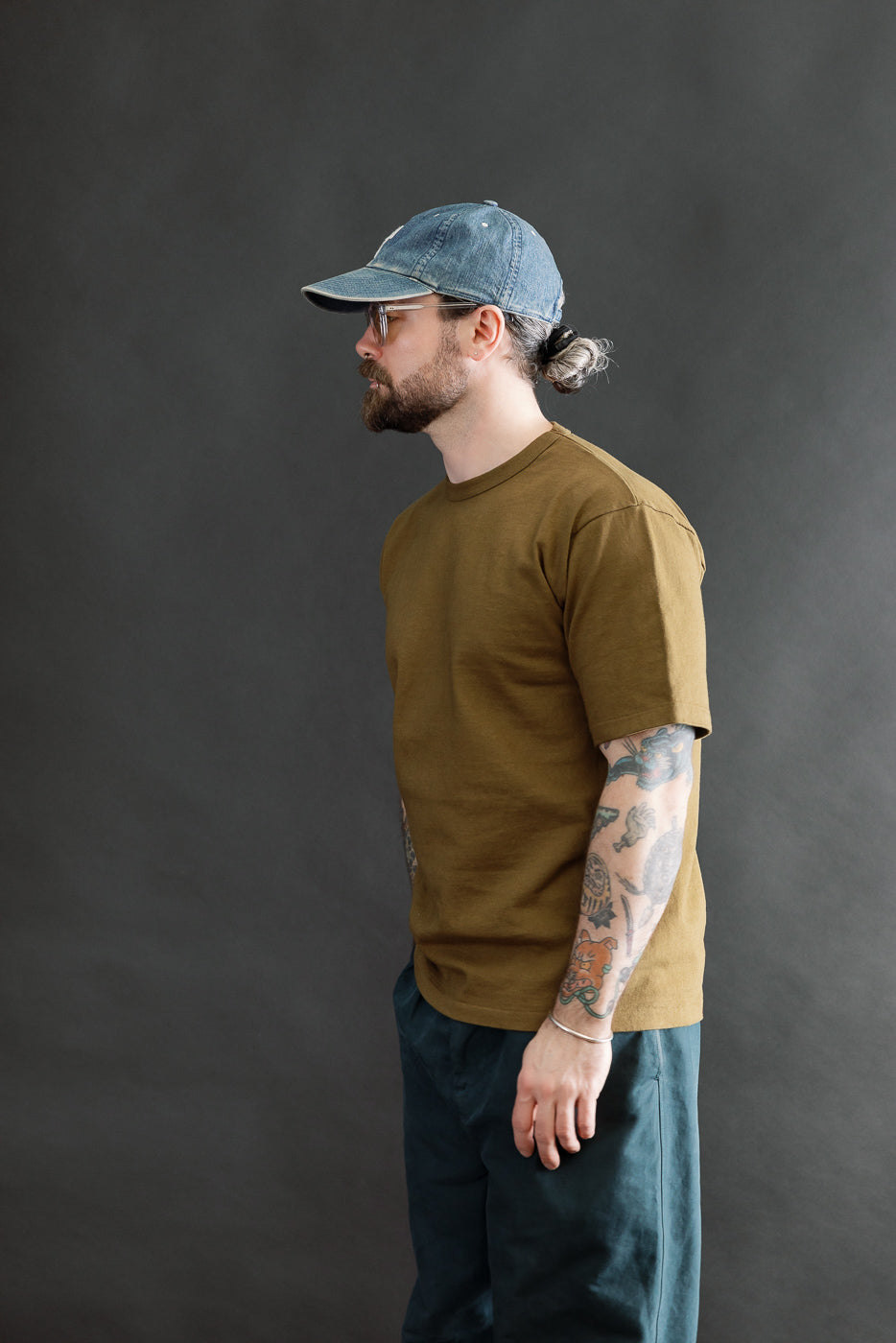 Side view, male model 5'9