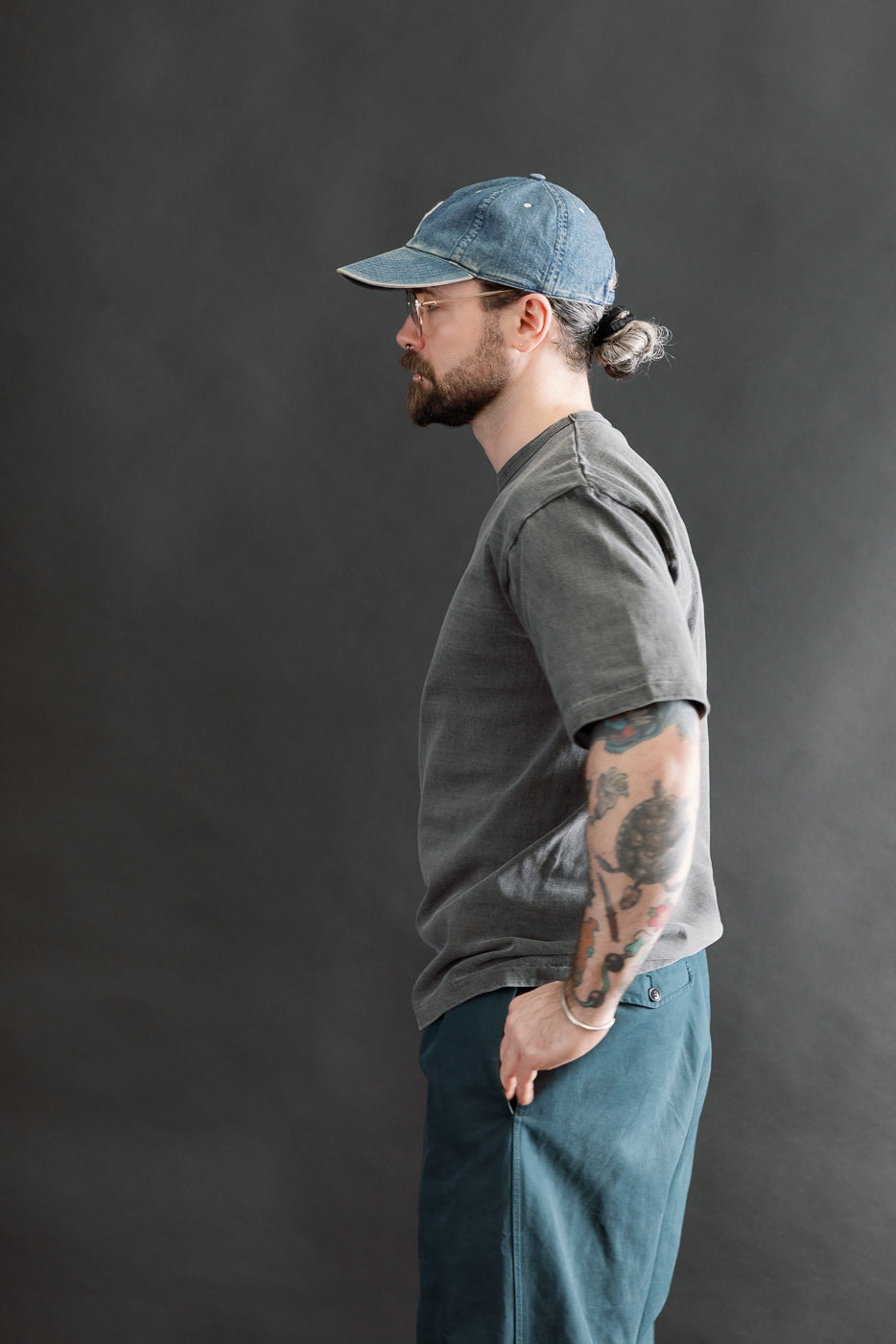 Side view of male model, 5'9