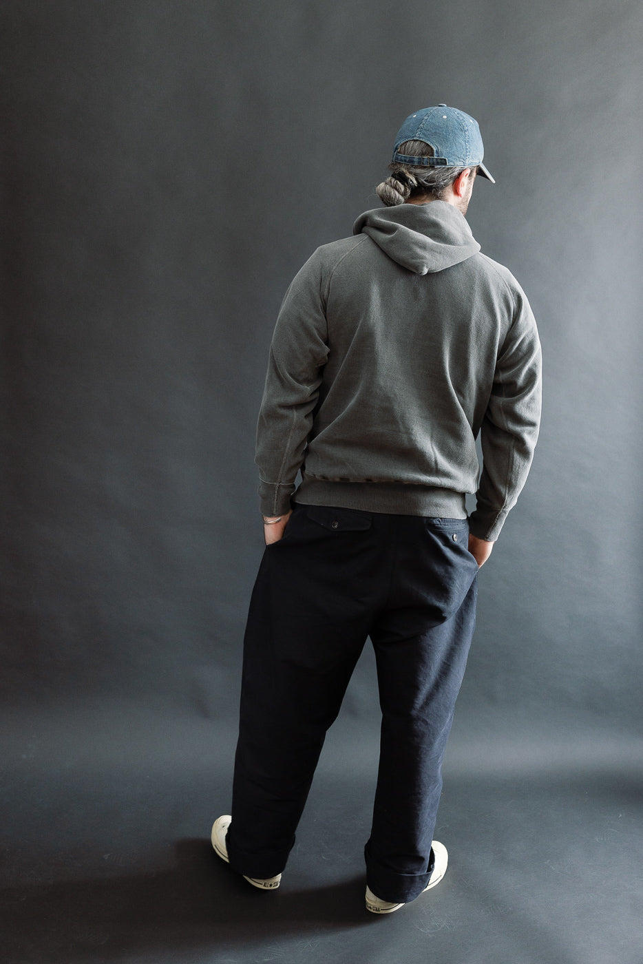 Full body back view of male model, 5'9