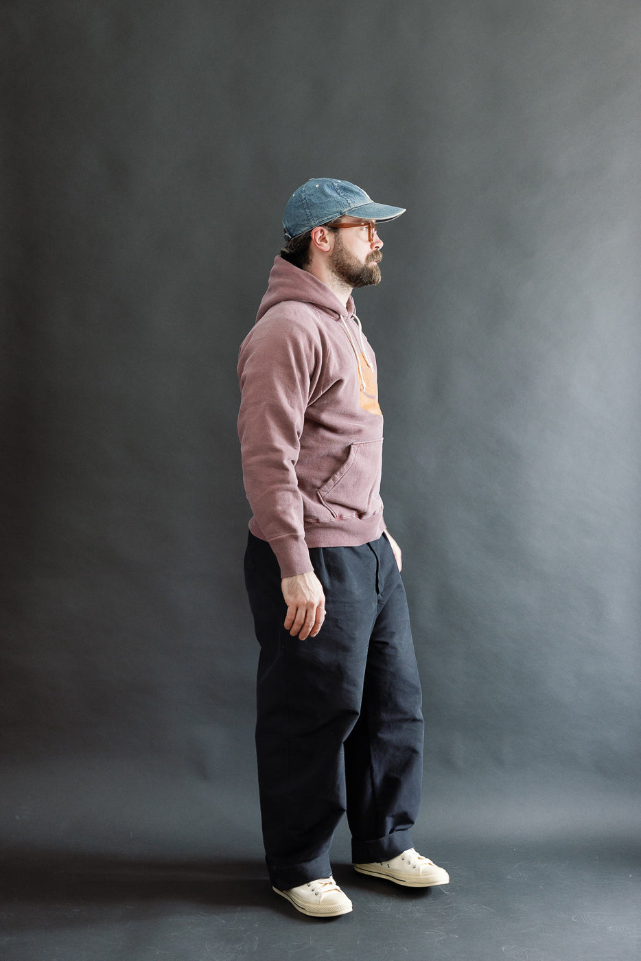 Full body side view of male model, 5'9