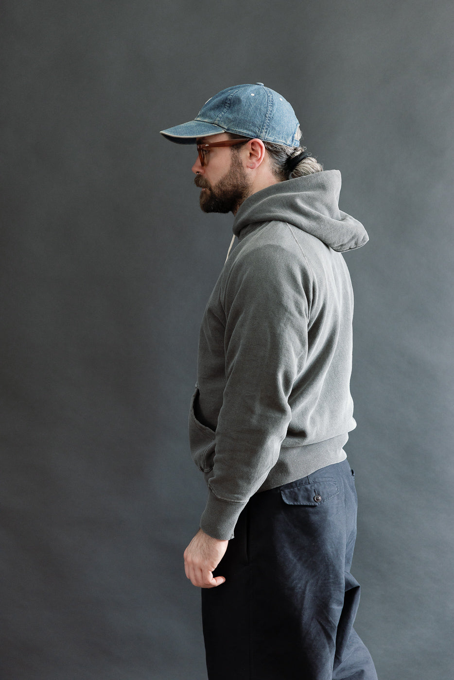 Side view of male model 5'9