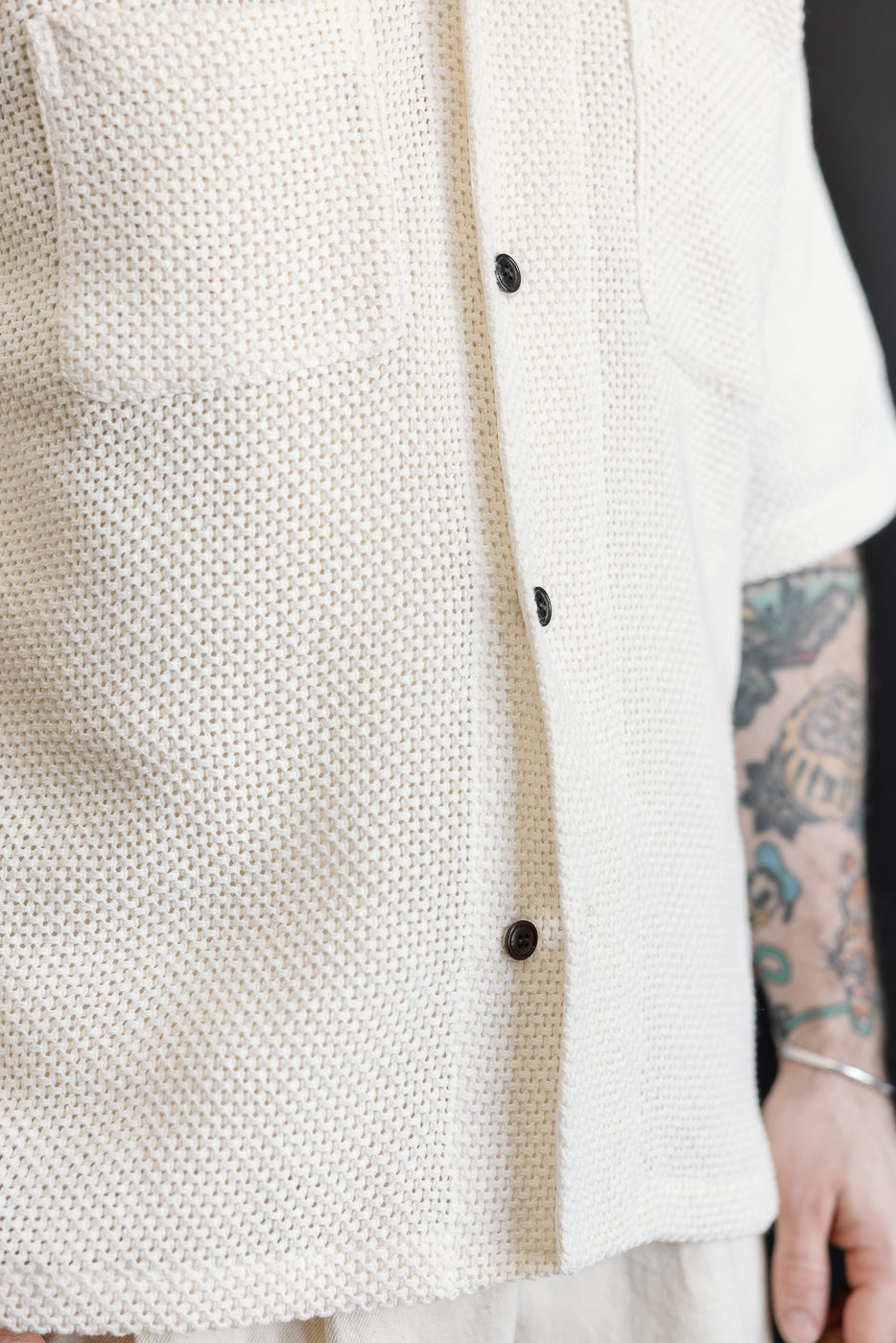 Close-up front view of a male model, 5'9