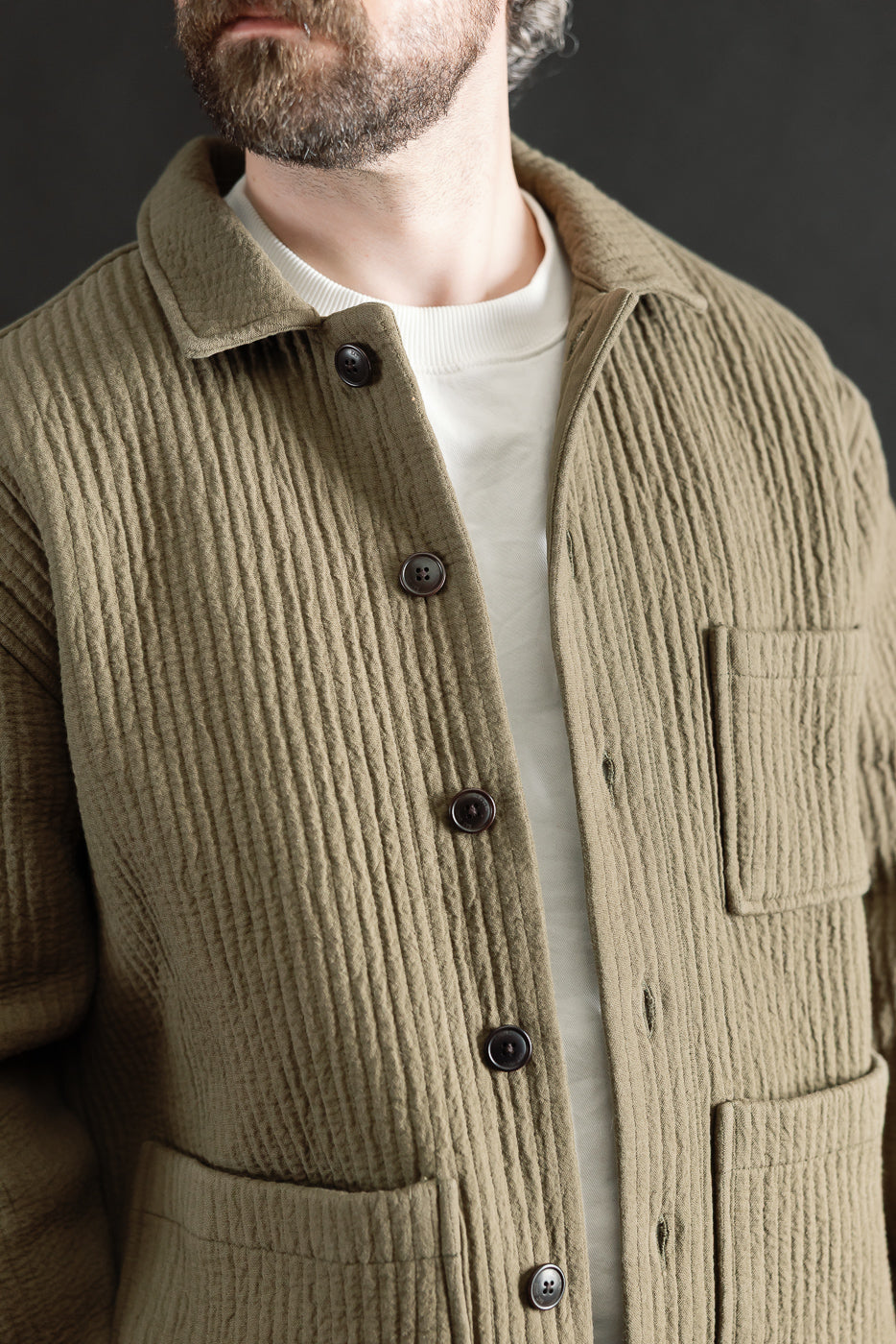 Close-up front view of a male model, 5'9