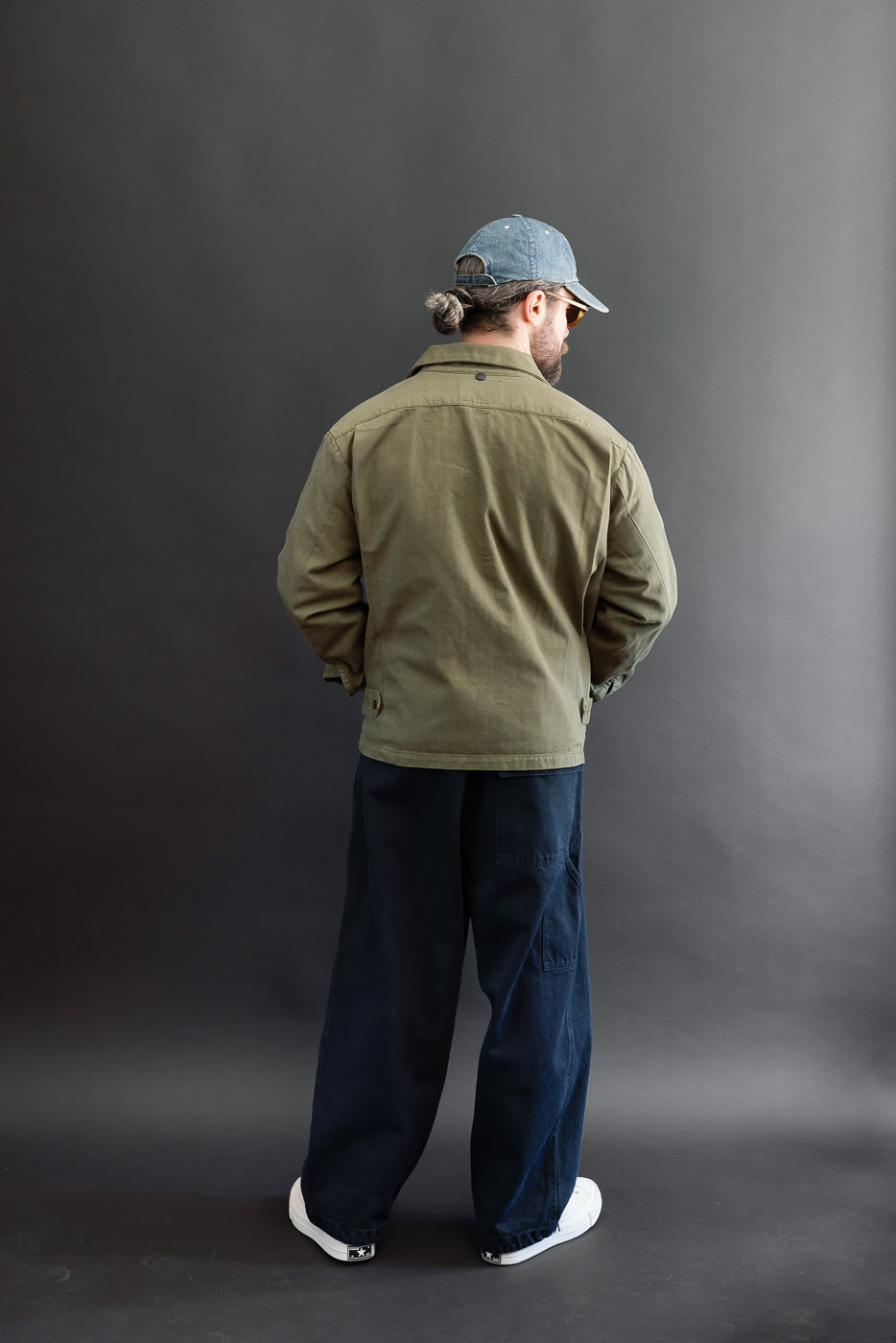 Full body back view of a male model, 5'9
