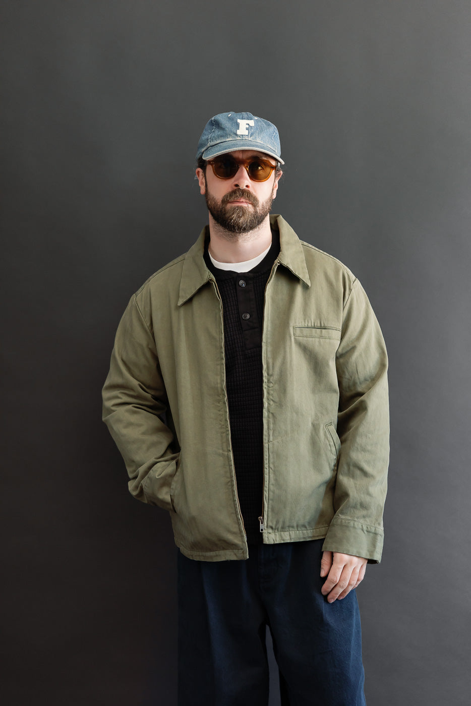 Front view of a male model, 5'9