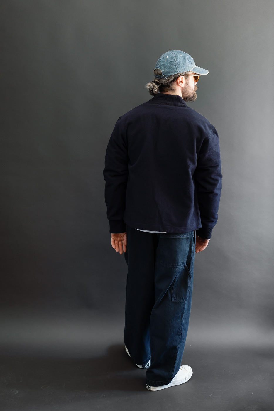 Full body back view of male model, 5'9