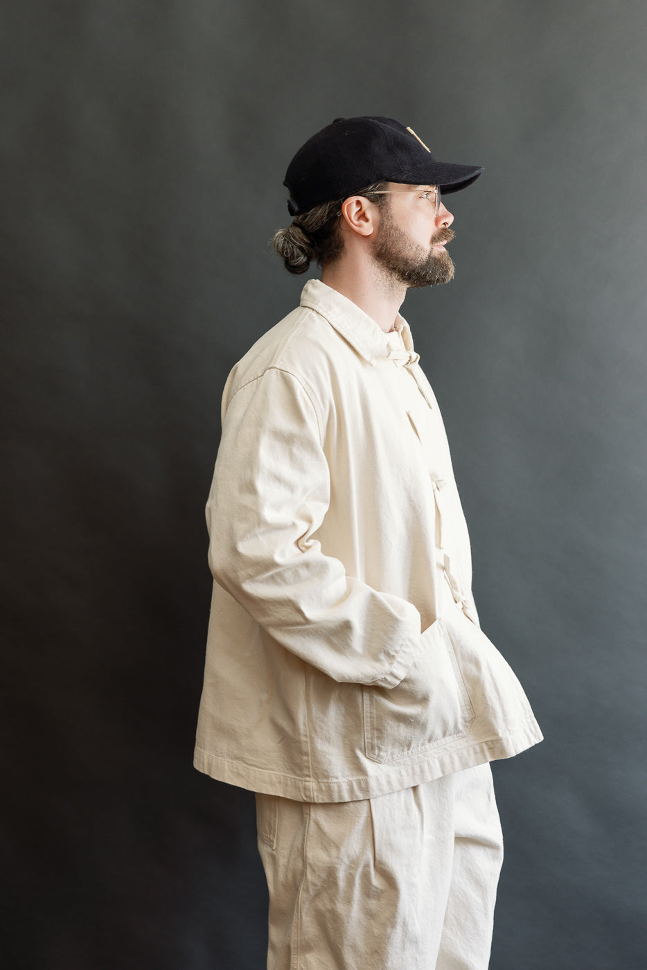 Side view of male model, 5'9