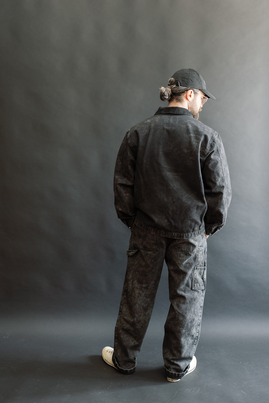 Full body rear view of male model, 5'9
