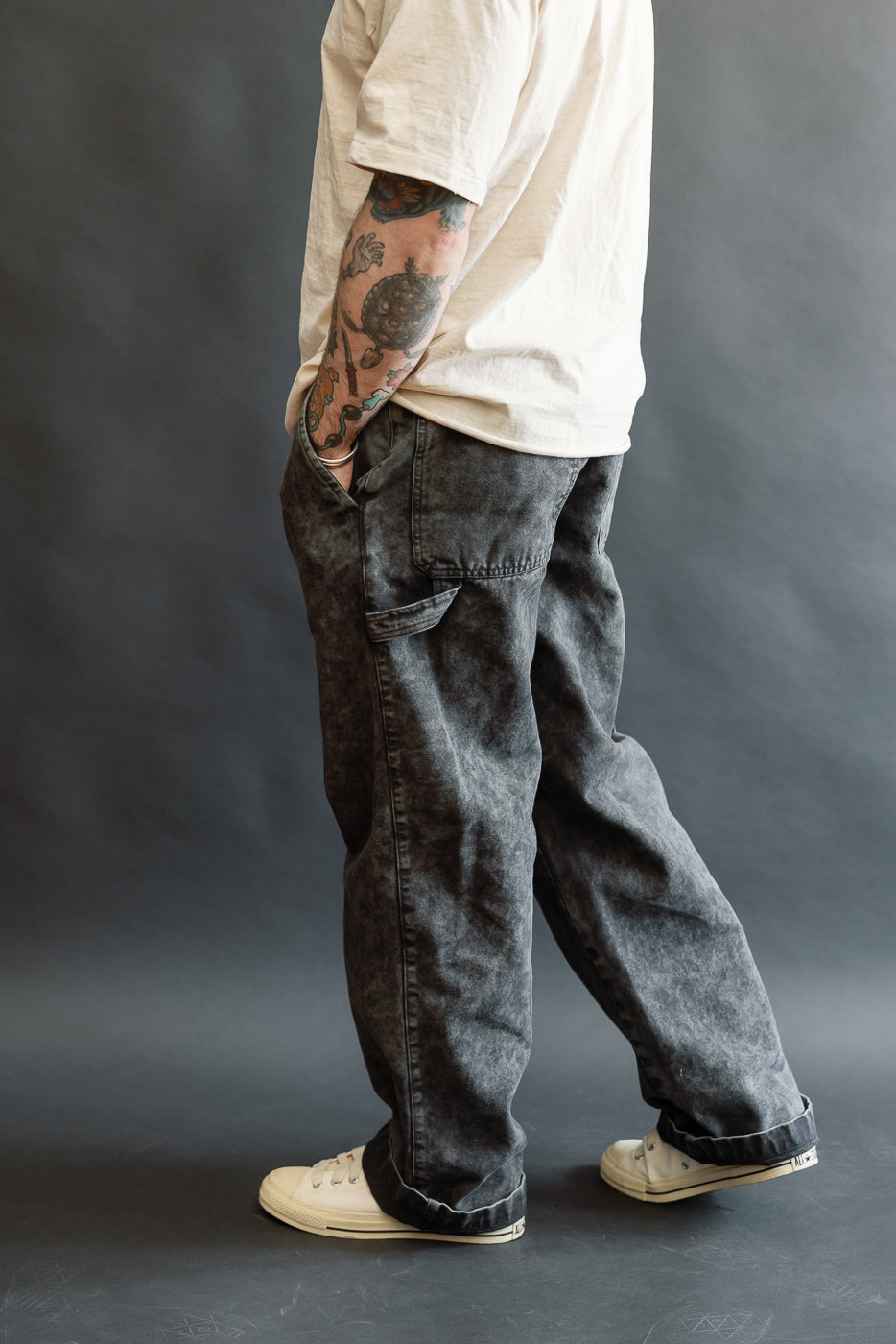 Side view of male model, 5'9