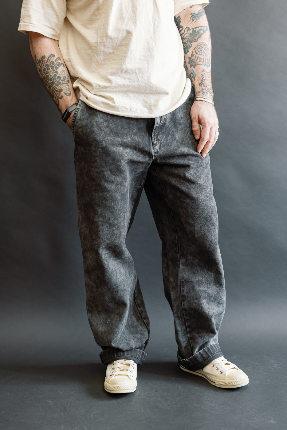 Front view, male model 5'9