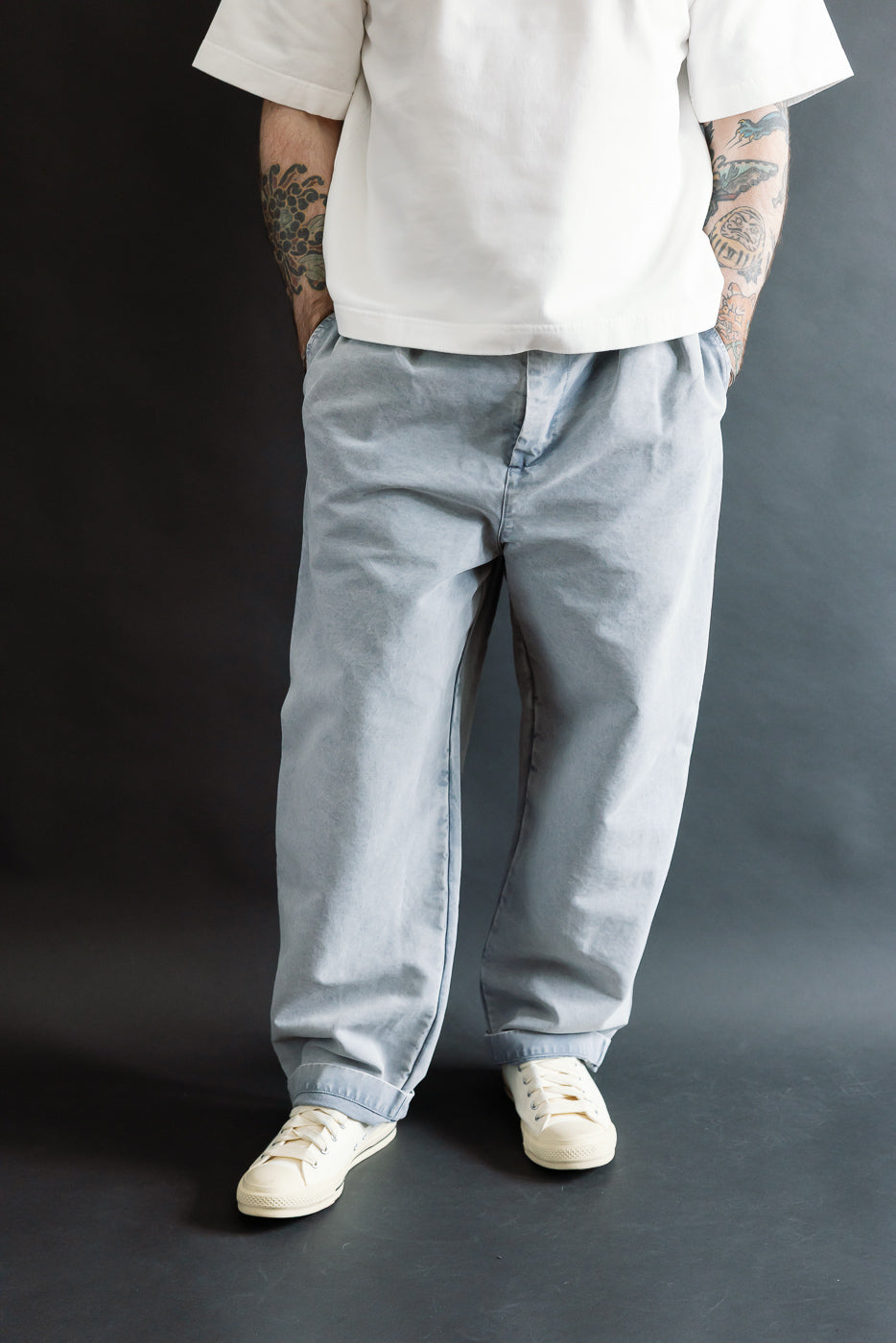 Front view, mid-length shot of male model 5'9