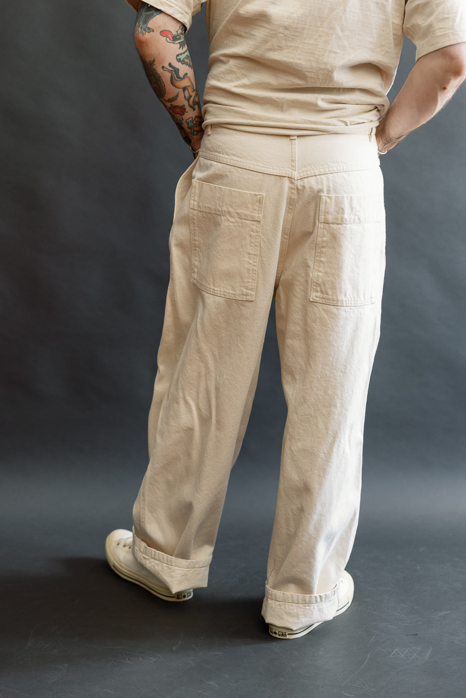 Back view close-up of male model, 5'9