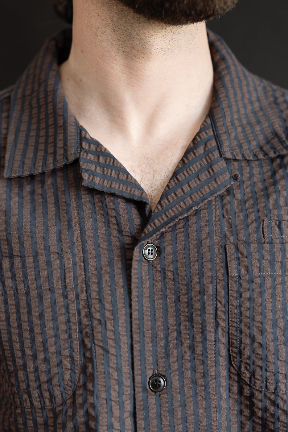 Close-up front view of male model, 5'9