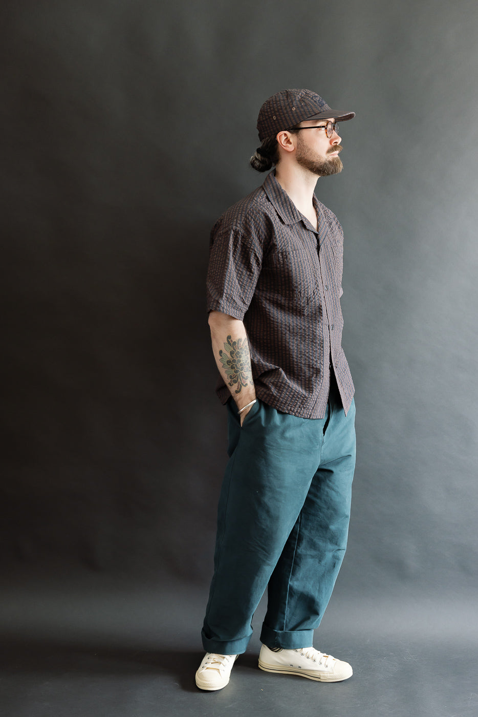 Full body side view of male model 5'9