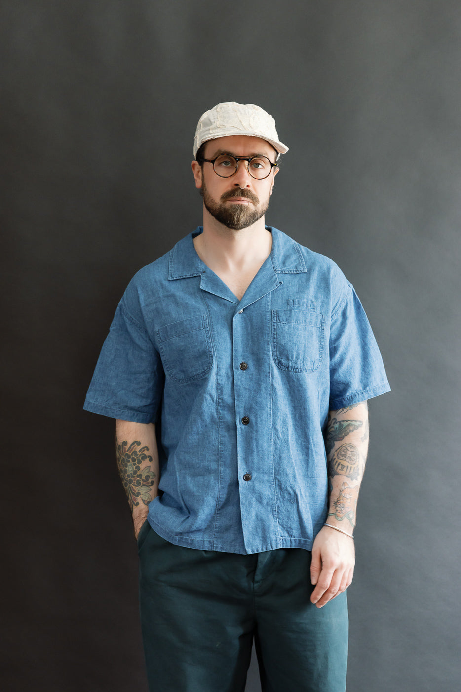 Front view, male model 5'9