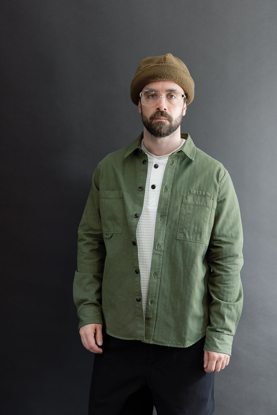 Front view of a male model, 5'9