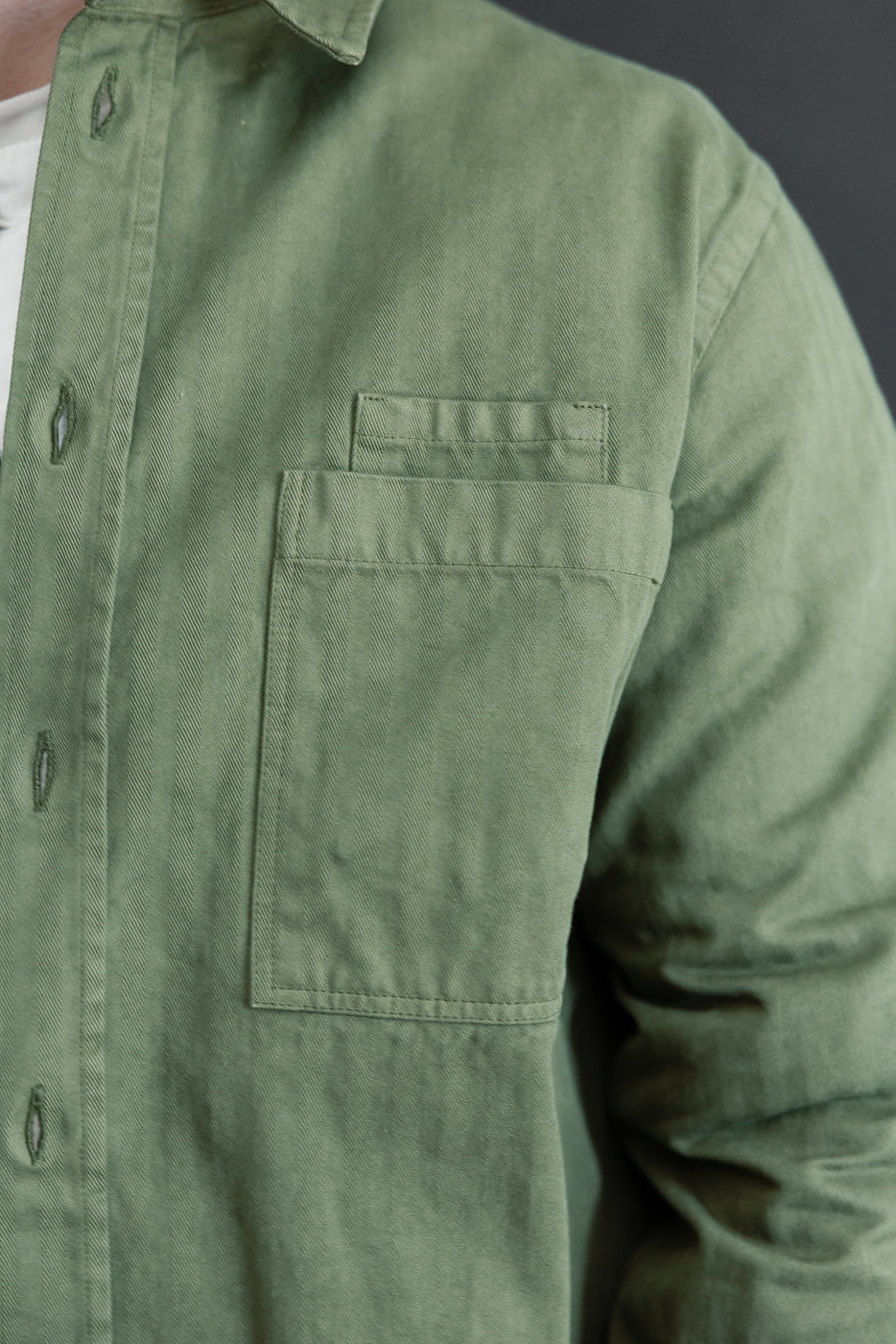 Close-up front view of a male model (5'9