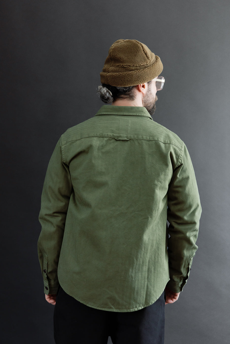 Back view of a male model, 5'9