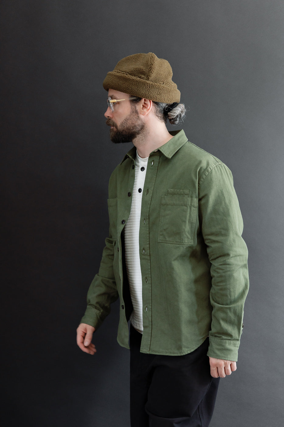 Side view of a male model, 5'9