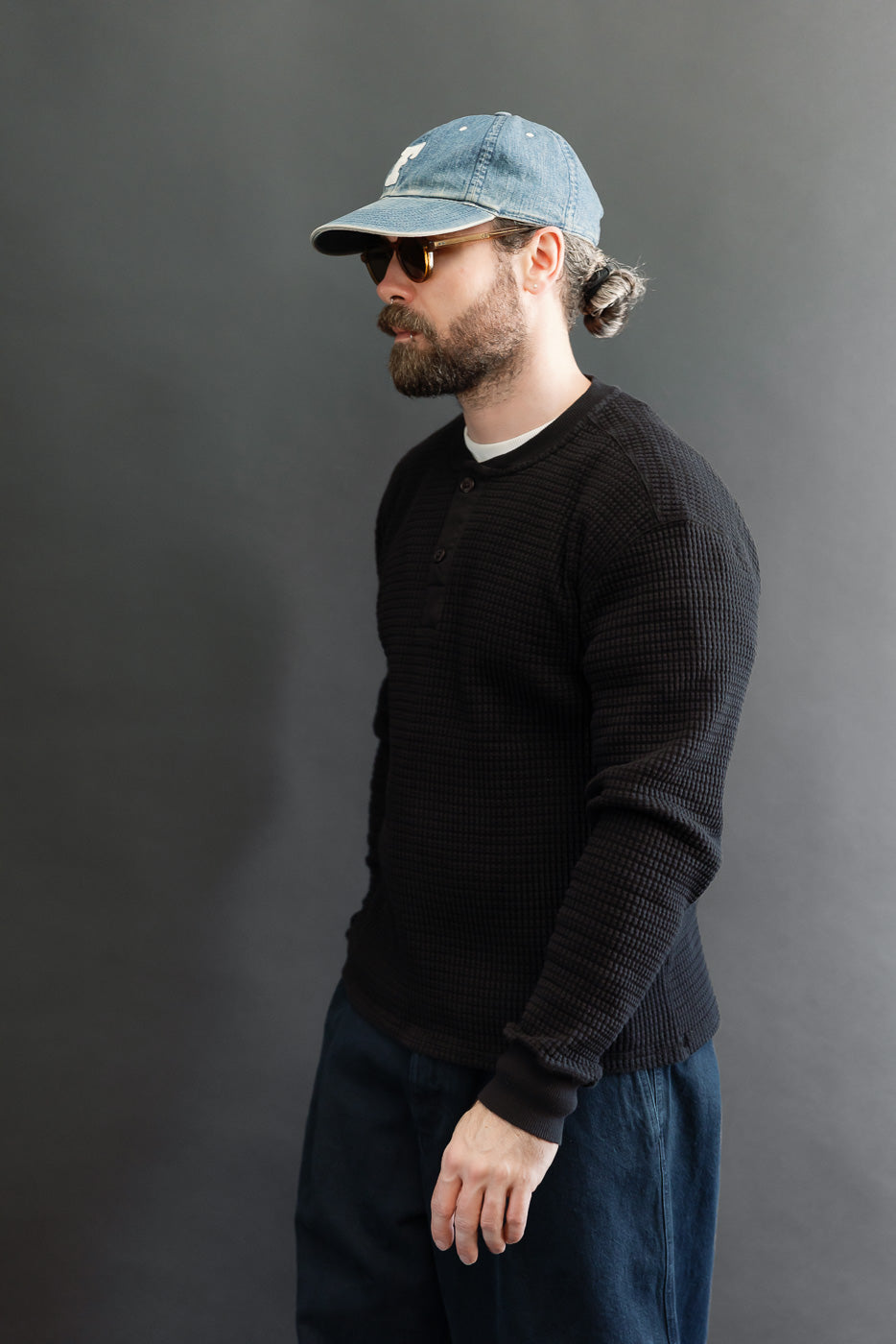 Side view of male model, 5'9